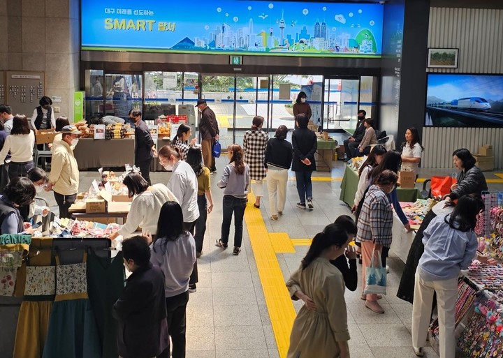 [대구=뉴시스] 대구시 달서구는 지역 내 사회적경제 기업이 함께하는 드림마켓을 열었다. (사진 = 대구시 달서구 제공) 2023.04.14. photo@newsis.com&nbsp; *재판매 및 DB 금지