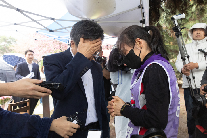 김동연 경기도지사가 5일 수원 올림픽공원에서&nbsp; 10.29.진실버스 관련 유가족들을 위로하고 있다. (사진=경기도 제공) *재판매 및 DB 금지