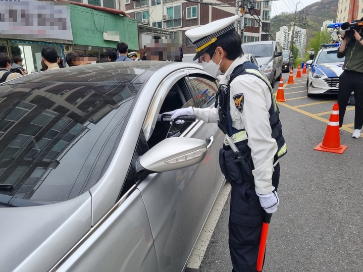 [서울=뉴시스] 김진엽 기자 = 경찰이 서울 서대문구 한 초등학교 앞에서 주간 시간대 음주운전 단속을 하고 있다. *재판매 및 DB 금지