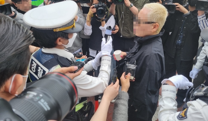 [서울=뉴시스] 김진엽 기자 = 서울 서대문구 한 초등학교 앞에서 주간 시간대 음주운전 단속을 하던 경찰의 음주측정기에 알콜이 감지돼, 운전자가 입을 헹군 후 재차 검사받고 있다. *재판매 및 DB 금지