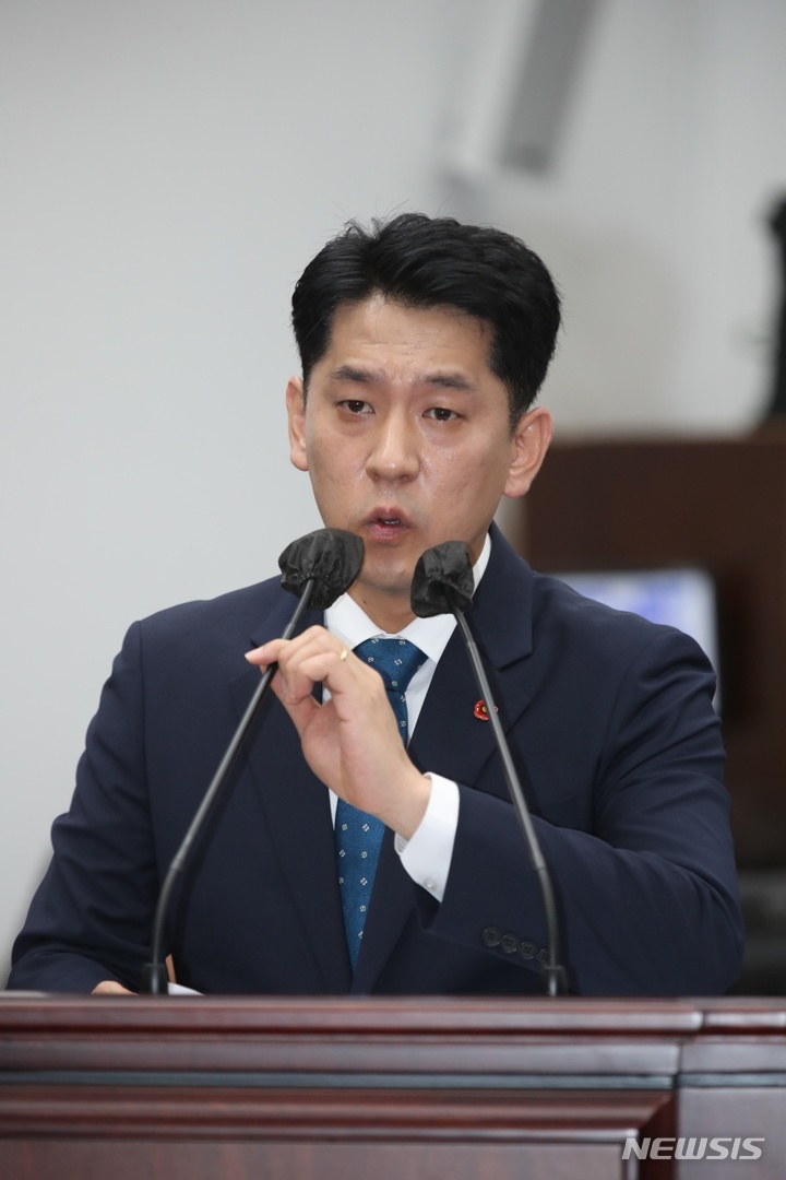 [제주=뉴시스] 오영재 기자 = 14일 제주도의회 제415회 임시회 제5차 본회의 교육행정 질문에서 한권 제주도의원(더불어민주당·동홍동)이 김광수 제주도교육감에게 질문하고 있다. (사진=제주도의회 제공) 2023.04.14. photo@newsis.com 