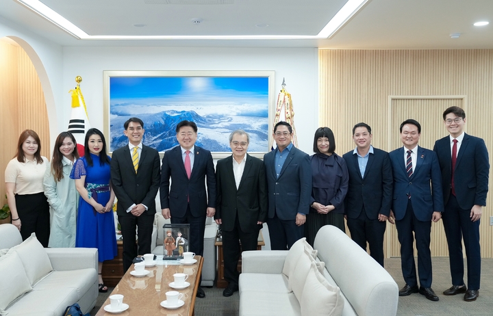 [제주=뉴시스] 오영훈(왼쪽 5번째) 제주도지사와 김희현(오른쪽 2번째) 정무부지사를 비롯한 싱가포르 관광업계 주요 인사들이 14일 제주도청 도지사 집무실에서 기념 촬영을 하고 있다. (사진=제주도 제공) 2023.04.14. photo@newsis.com *재판매 및 DB 금지