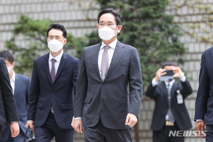 [서울=뉴시스] 김금보 기자 = 이재용 삼성전자 회장이 14일 오전 서울 서초구 서울중앙지방법원에서 열린 '회계부정·부당합병' 관련 1심 속행 공판에 출석하고 있다. (공동취재사진) 2023.04.14. photo@newsis.com