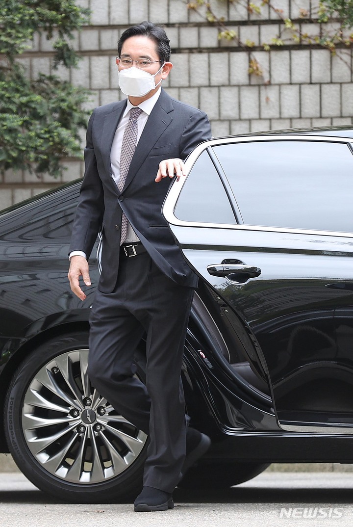 [서울=뉴시스] 김금보 기자 = 이재용 삼성전자 회장이 14일 오전 서울 서초구 서울중앙지방법원에서 열린 '회계부정·부당합병' 관련 1심 속행 공판에 출석하고 있다. (공동취재사진) 2023.04.14. photo@newsis.com