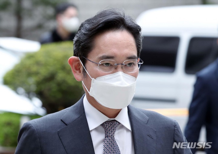 [서울=뉴시스] 김금보 기자 = 이재용 삼성전자 회장이 14일 오전 서울 서초구 서울중앙지방법원에서 열린 회계 부정·부당 합병 혐의 관련 속행 공판에 출석하고 있다. (공동취재사진) 2023.04.14. photo@newsis.com