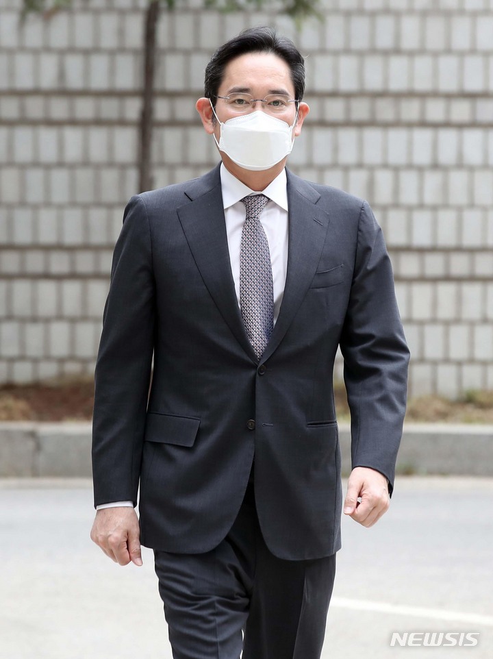 [서울=뉴시스] 김금보 기자 = 이재용 삼성전자 회장이 14일 오전 서울 서초구 서울중앙지방법원에서 열린 회계 부정·부당 합병 혐의 관련 속행 공판에 출석하고 있다. (공동취재사진) 2023.04.14. photo@newsis.com