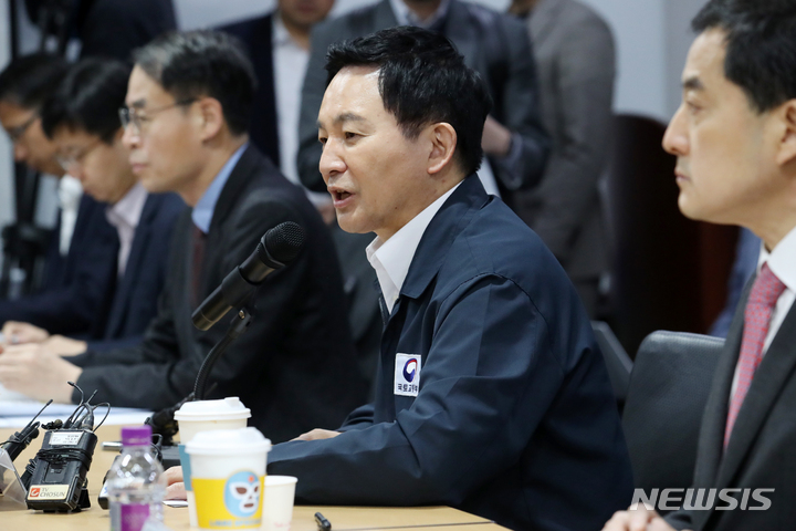 [서울=뉴시스] 조성우 기자 = 원희룡 국토교통부 장관이 14일 오전 서울 강서구 김포공항 국제선 청사에서 열린 김포골드라인 혼잡 완화 대책회의에서 발언하고 있다. 2023.04.14. xconfind@newsis.com