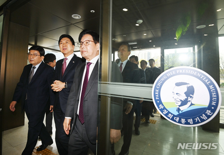 [서울=뉴시스] 추상철 기자 = 김기현 국민의힘 당 대표가 14일 오전 서울 마포구 박정희대통령기념관을 방문하고 있다. (공동취재사진) 2023.04.14. photo@newsis.com