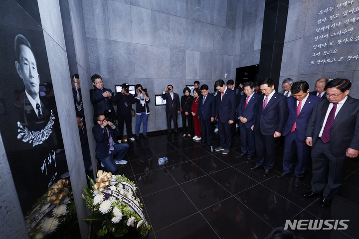 [서울=뉴시스] 추상철 기자 = 김기현 국민의힘 당 대표가 14일 오전 서울 마포구 박정희대통령기념관을 방문해 박 전 대통령을 추모하고 있다. (공동취재사진) 2023.04.14. photo@newsis.com