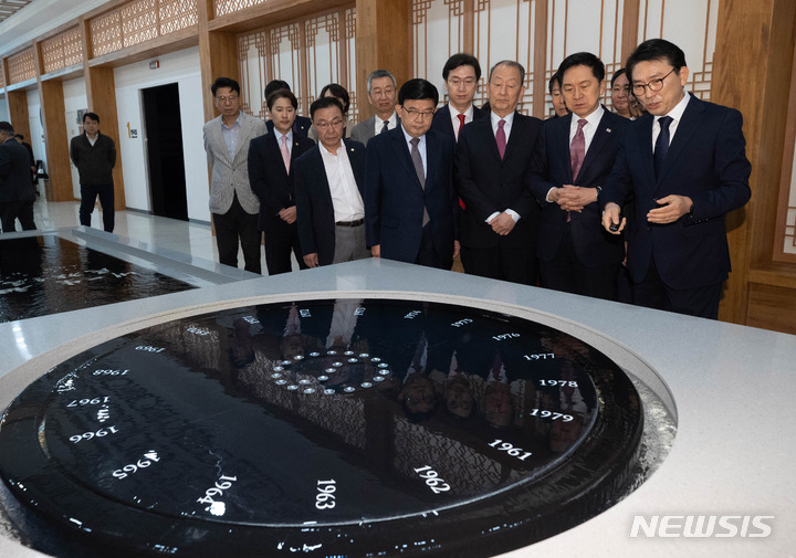 [서울=뉴시스] 추상철 기자 = 김기현 국민의힘 당 대표가 14일 오전 서울 마포구 박정희대통령기념관을 방문해 전시물을 살펴보고 있다. (공동취재사진) 2023.04.14. photo@newsis.com