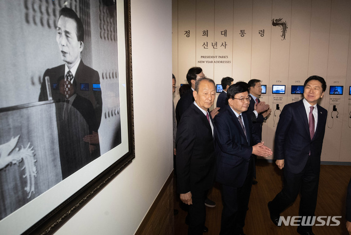 [서울=뉴시스] 추상철 기자 = 김기현 국민의힘 당 대표가 14일 오전 서울 마포구 박정희대통령기념관을 방문해 전시물을 살펴보고 있다. (공동취재사진) 2023.04.14. photo@newsis.com