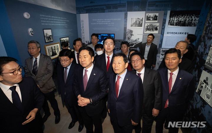 [서울=뉴시스] 추상철 기자 = 김기현 국민의힘 당 대표가 14일 오전 서울 마포구 박정희대통령기념관을 방문해 전시물을 살펴보고 있다. (공동취재사진) 2023.04.14. photo@newsis.com