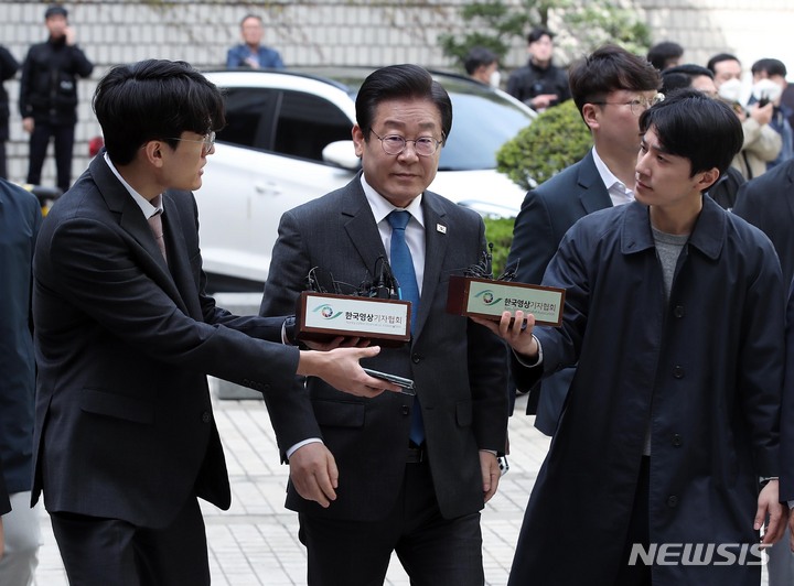 [서울=뉴시스] 김금보 기자 = 이재명 더불어민주당 대표가 14일 오전 서울 서초구 서울중앙지방법원에서 열린 공직선거법 위반 혐의 공판에 출석하고 있다. 이날 이재명 대표와 유동규 성남도시개발공사 전 기획본부장은 지난달 31일 이후 다시 법정에서 대면한다. (공동취재사진) 2023.04.14. photo@newsis.com