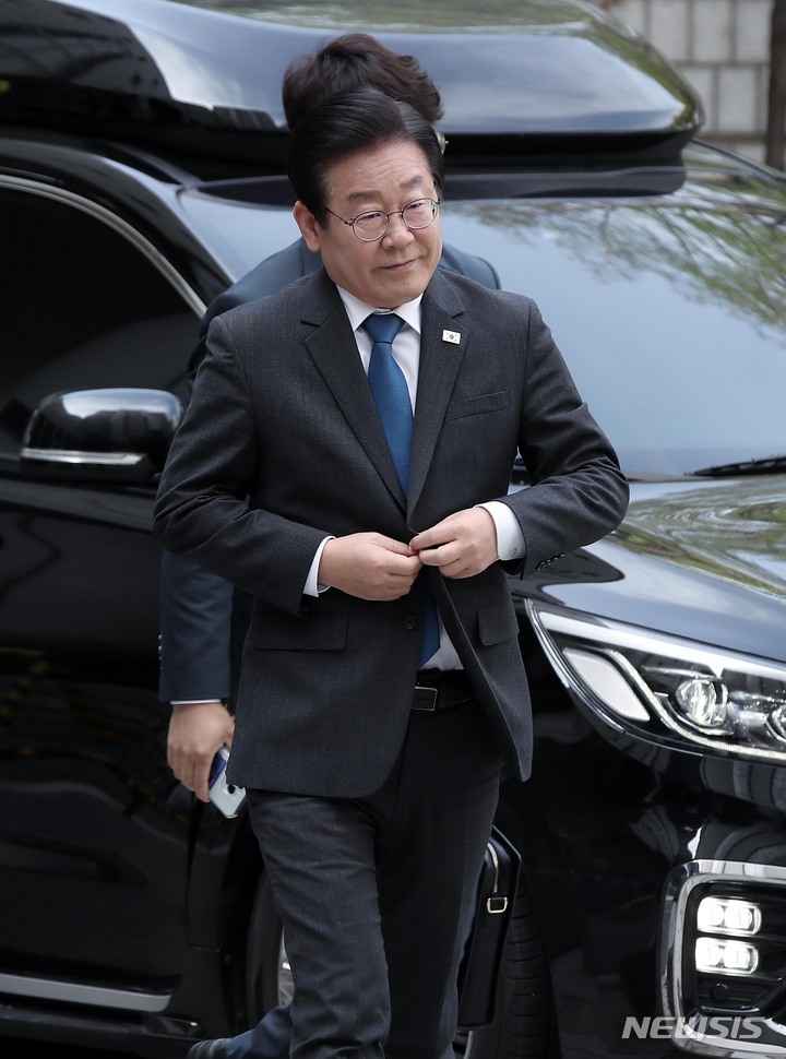 [서울=뉴시스] 김금보 기자 = 이재명 더불어민주당 대표가 14일 오전 서울 서초구 서울중앙지방법원에서 열린 공직선거법 위반 혐의 공판에 출석하고 있다. 이날 이재명 대표와 유동규 성남도시개발공사 전 기획본부장은 지난달 31일 이후 다시 법정에서 대면한다. (공동취재사진) 2023.04.14. photo@newsis.com