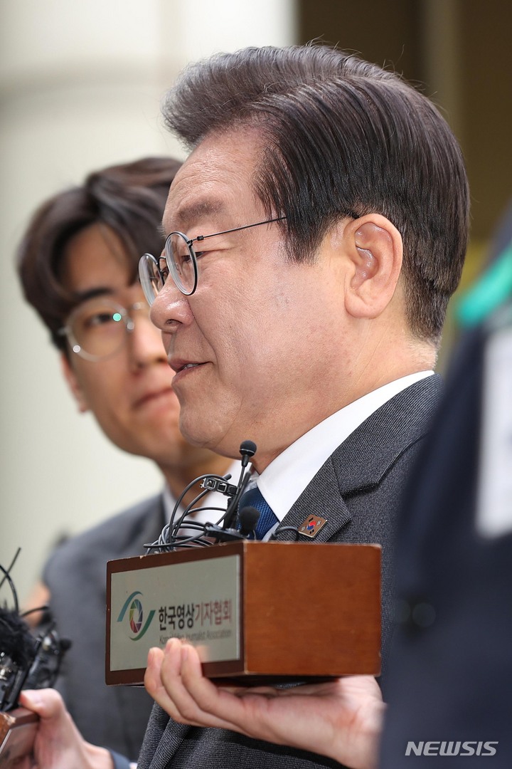 [서울=뉴시스] 김금보 기자 = 이재명 더불어민주당 대표가 14일 오전 서울 서초구 서울중앙지방법원에서 열린 공직선거법 위반 혐의 공판에 출석하고 있다. 이날 이재명 대표와 유동규 성남도시개발공사 전 기획본부장은 지난달 31일 이후 다시 법정에서 대면한다. (공동취재사진) 2023.04.14. photo@newsis.com