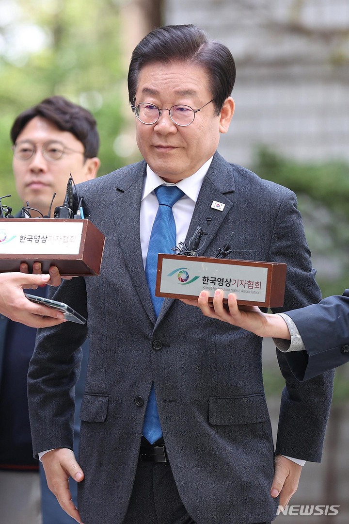 [서울=뉴시스] 김금보 기자 = 이재명 더불어민주당 대표가 14일 오전 서울 서초구 서울중앙지방법원에서 열린 공직선거법 위반 혐의 공판에 출석하고 있다. 이날 이재명 대표와 유동규 성남도시개발공사 전 기획본부장은 지난달 31일 이후 다시 법정에서 대면한다. (공동취재사진) 2023.04.14. photo@newsis.com