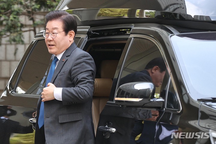 [서울=뉴시스] 김금보 기자 = 이재명 더불어민주당 대표가 14일 오전 서울 서초구 서울중앙지방법원에서 열린 공직선거법 위반 혐의 공판에 출석하고 있다. 이날 이재명 대표와 유동규 성남도시개발공사 전 기획본부장은 지난달 31일 이후 다시 법정에서 대면한다. (공동취재사진) 2023.04.14. photo@newsis.com