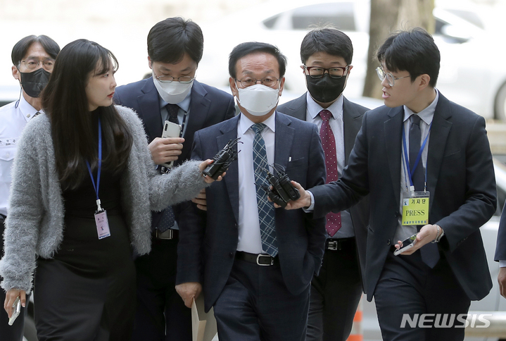 [서울=뉴시스] 김금보 기자 = 검찰이 '백현동 개발 비리 의혹'의 핵심 로비스트로 지목된 김인섭 전 한국하우징기술 대표에게 징역 5년을 구형했다. 김 전 대표는 "최선을 다했던 역할이 로비로만 취급되는 게 너무 허탈하고 치욕스럽다"고 억울함을 토로했다. 사진은 김 전 대표가 지난 4월14일 오전 서울 서초구 서울중앙지방법원에서 구속 전 피의자 심문(영장실질심사)에 출석하고 있는 모습. 2023.04.14. kgb@newsis.com