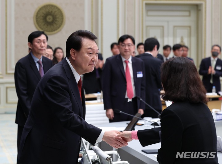 [서울=뉴시스] 홍효식 기자 = 윤석열 대통령이 14일 청와대 영빈관에서 열린 디지털플랫폼정부 실현계획 보고회에 참석해 참석자와 인사하고 있다. (대통령실통신사진기자단) 2023.04.14. yesphoto@newsis.com