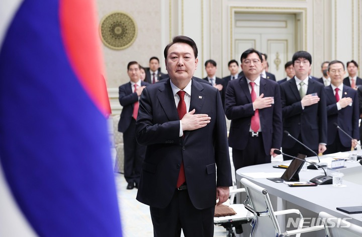 [서울=뉴시스] 홍효식 기자 = 윤석열 대통령이 14일 청와대 영빈관에서 열린 디지털플랫폼정부 실현계획 보고회에서 국기에 경례하고 있다. (대통령실통신사진기자단) 2023.04.14. yesphoto@newsis.com