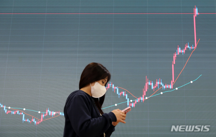 [서울=뉴시스] 김금보 기자 = 이더리움이 샤펠라 업그레이드를 마친 후 1년여만에 2000달러를 돌파하는 등 강세를 보이고 있다. 14일 오후 서울 서초구 빗썸 고객센터에 이더리움 국내 거래가격이 표시되고 있다. 2023.04.14. kgb@newsis.com