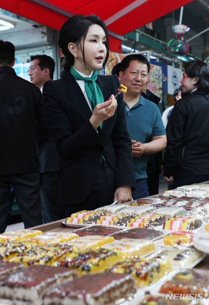 [대전=뉴시스] 홍효식 기자 = 윤석열 대통령 부인 김건희 여사가 14일 오후 대전 중구 태평전통시장을 방문해 떡을 맛보며 상인과 대화하고 있다. 2023.04.14. yesphoto@newsis.com