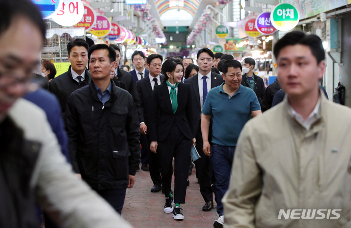 [대전=뉴시스] 홍효식 기자 = 윤석열 대통령 부인 김건희 여사가 14일 오후 대전 중구 태평전통시장을 방문해 상인들과 인사하고 있다. 2023.04.14. yesphoto@newsis.com