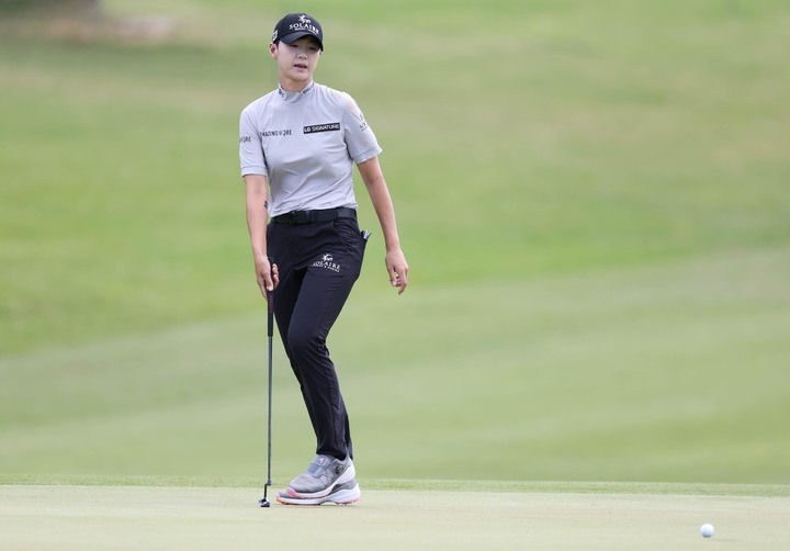 [서울=뉴시스] 13일(현지시간) 하와이 오하우섬 호아칼레이CC에서 열린 LPGA 투어 2023 롯데 챔피언십 2라운드 8번홀에서 박성현이 보기 퍼트 실패 후 아쉬워 하고 있다. (사진=대홍기획 제공) 2023.04.14. photo@newsis.com *재판매 및 DB 금지