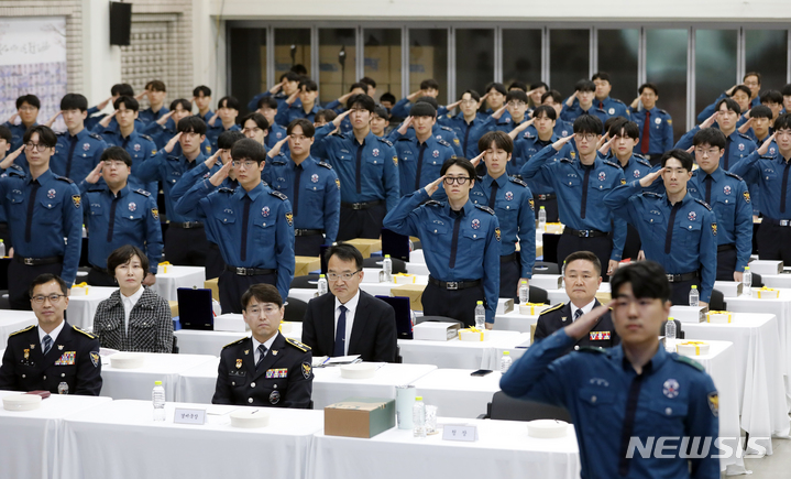 [서울=뉴시스] 고승민 기자 = 14일 서울 경찰청에서 열린 의무경찰 1142기 합동전역식에서 전역자들이 윤희근 경찰청장에게 전역신고를 하고 있다. 2023.04.14. kkssmm99@newsis.com