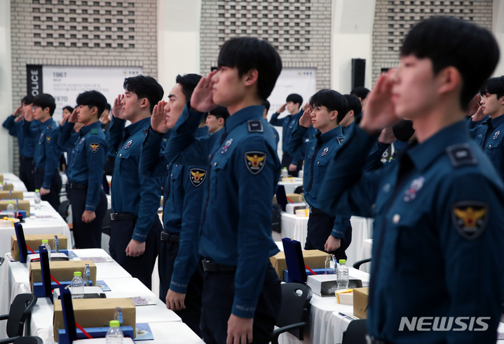 [서울=뉴시스] 고승민 기자 = 14일 서울 경찰청에서 열린 의무경찰 1142기 합동전역식에서 전역자들이 국민의례를 하고 있다. 2023.04.14. kkssmm99@newsis.com