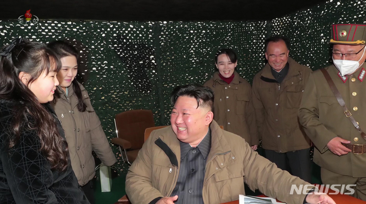 [서울=뉴시스] 북한 조선중앙TV가 14일 김정은 북한 국무위원장이 지난 13일 북한의 장소가 공개되지 않은 곳에서 딸 주애와 함께 대륙간탄도미사일(ICBM) '화성-18' 시험발사 참관했다고 보도 했다. (사진=조선중앙TV 캡쳐) 2023.04.14. photo@newsis.com