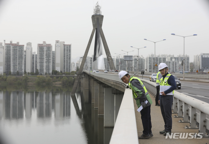 [서울=뉴시스] 조수정 기자 = 지난 2023년 4월14일 오후 서울 올림픽대교에서 서울시 직원과 안전 전문가 등이 교량 안전 점검을 하고 있는 모습. 2023.04.14.chocrystal@newsis.com