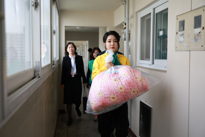 [대전=뉴시스] 윤석열 대통령 부인 김건희 여사가 14일 대전 서구에서 새마을회 회원들과 함께 독거노인 및 소외계층을 위한 이동식 빨래방 봉사활동을 하고 있다. (사진=대통령실 제공) 2023.04.14. photo@newsis.com *재판매 및 DB 금지