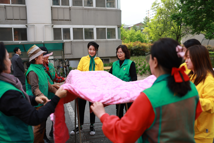 [대전=뉴시스] 윤석열 대통령 부인 김건희 여사가 14일 대전 서구에서 새마을회 회원들과 함께 독거노인 및 소외계층을 위한 이동식 빨래방 봉사활동을 하고 있다. (사진=대통령실 제공) 2023.04.14. photo@newsis.com *재판매 및 DB 금지