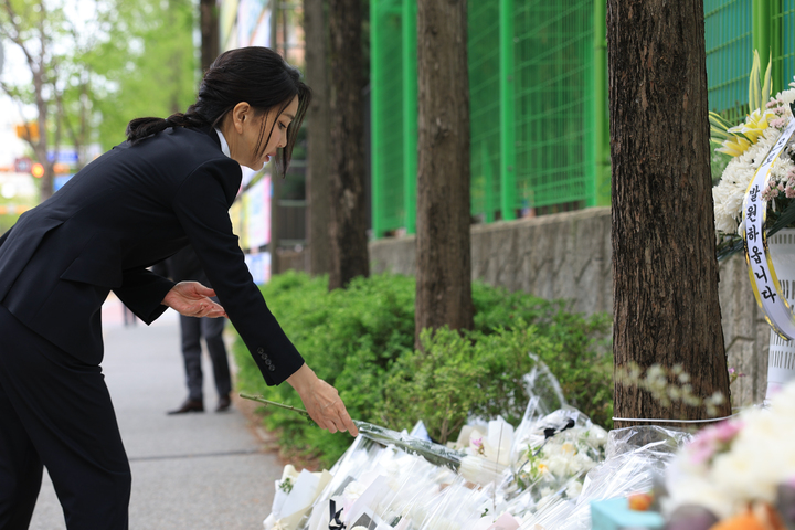 [대전=뉴시스] 윤석열 대통령 부인 김건희 여사가 14일 대전 서구 둔산동 어린이보호구역에서 음주 교통사고로 숨진 고(故) 배승아 어린이의 사고 현장을 찾아 추모하고 있다. (사진=대통령실 제공) 2023.04.14. photo@newsis.com *재판매 및 DB 금지