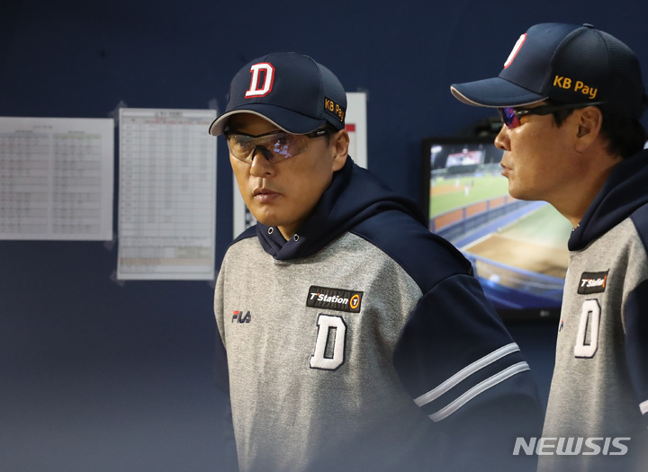 [서울=뉴시스] 조수정 기자 = 14일 오후 서울 송파구 잠실야구장에서 열린 프로야구 신한은행 SOL 2023 KBO리그 두산베어스와 LG트윈스 경기, 두산 이승엽 감독이 경기를 지켜보고 있다. 2023.04.14.chocrystal@newsis.com