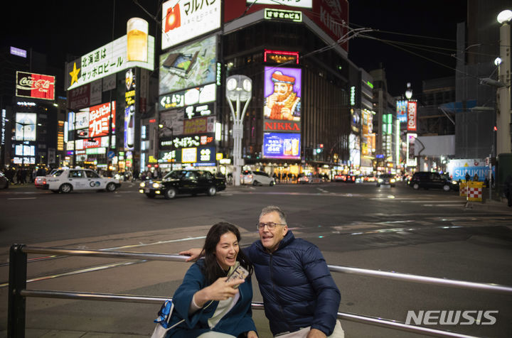 [삿포로=AP/뉴시스]신종 코로나바이러스의 감염병 등급 하향 조정 후 방일 외국인(인바운드) 등 관광객의 회복세를 계기로, 호텔이나 일본식 전통여관인 료칸 투숙객에게 부과하는 숙박세 도입을 목표로 하는 지자체가 늘고 있는 것으로 나타났다. 사진은 지난 4월 일본 삿포로 시내의 한 유명한 교차로 모습. 2023.11.13.