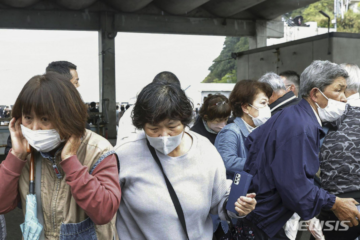 [와카야마=AP/뉴시스]15일 일본 서부 와카야마현의 한 항구에 연막탄으로 보이는 물체가 투척된 후 주민들이 현장에서 대피하고 있다. 이날 폭발로 인한 부상자는 없었다. 2023.04.15.