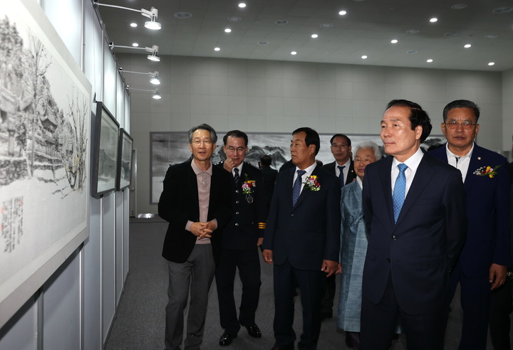 김주수 의성군수가 신축 의성문화원에서 열리고 있는 초대전을 둘러보고 있다. (사진=의성군 제공) *재판매 및 DB 금지