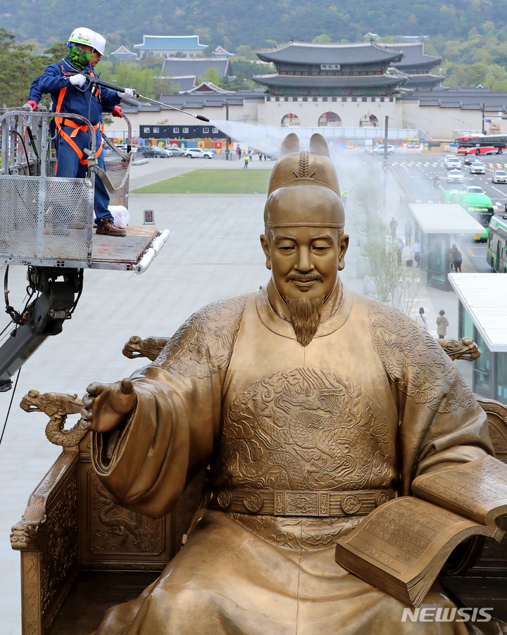 [서울=뉴시스] 조성우 기자 = 15일 오전 서울 종로구 광화문광장에서 서울시 관계자가 세종대왕 동상을 세척하고 있다. (공동취재사진) 2023.04.15. photo@newsis.com