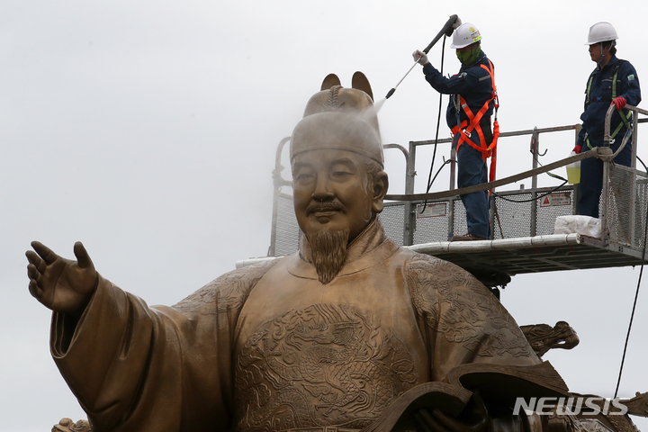 [서울=뉴시스] 조성우 기자 = 15일 오전 서울 종로구 광화문광장에서 서울시 관계자가 세종대왕 동상을 세척하고 있다. 2023.04.15. xconfind@newsis.com