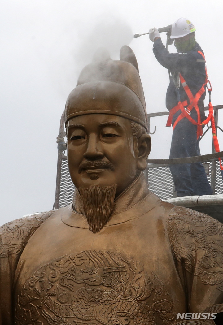 [서울=뉴시스] 조성우 기자 = 15일 오전 서울 종로구 광화문광장에서 서울시 관계자가 세종대왕 동상을 세척하고 있다. 2023.04.15. xconfind@newsis.com