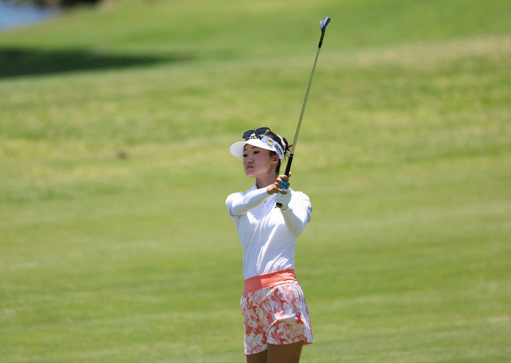 [서울=뉴시스] 그레이스 킴이 14일(현지시간) 미국 하와이주 오아후섬 호아칼레이 컨트리 클럽에서 열린 LPGA 롯데챔피언십 3라운드 1번홀에서 아이언샷을 하고 있다. (사진=대홍기획 제공) 2023.04.15. photo@newsis.com *재판매 및 DB 금지