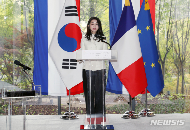 [서울=뉴시스] 조성우 기자 = 윤석열 대통령 부인 김건희 여사가 15일 오후 서울 서대문구 주한 프랑스 대사관에서 열린 개관식에서 축사하고 있다. 2023.04.15. xconfind@newsis.com