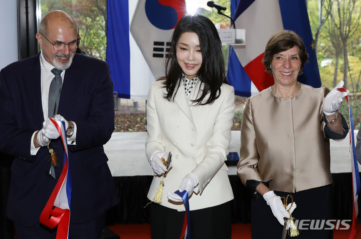 [서울=뉴시스] 조성우 기자 = 윤석열 대통령 부인 김건희 여사(가운데)와 카트린 콜로나 프랑스 외교장관(맨 오른쪽) 등 주요 내빈들이 15일 오후 서울 서대문구 주한 프랑스 대사관에서 열린 개관식에서 테이프 커팅을 하고 있다. 2023.04.15. xconfind@newsis.com