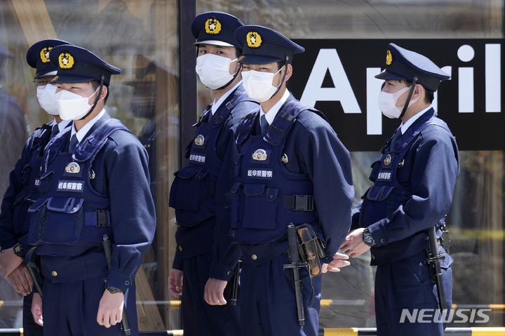 [가루이자와=AP/뉴시스] 주요 7개국(G7) 외교장관 회의가 열릴 예정인 일본 나가노현 가루이자와 기차역 인근에서 16일 경찰들이 경계를 강화하고 있다. 전날 선거 지원 유세에 나선 기시다 후미오 일본 총리를 노린 것으로 추정되는 폭발 사건이 일어나면서 보안에 비상이 걸렸다. 2023.04.16