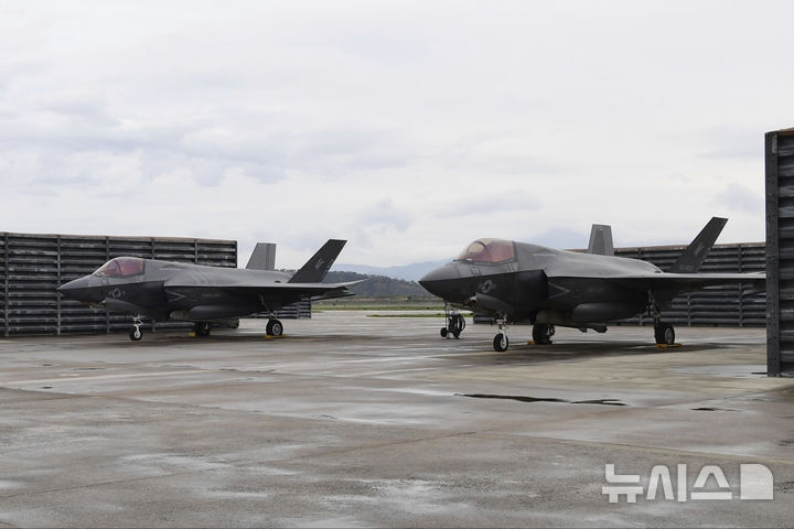 [광주=AP/뉴시스]2023년 4월 한국 광주 공군기지에 주기된 미 해병대 F-35B 전투기. 2025.01.10. 