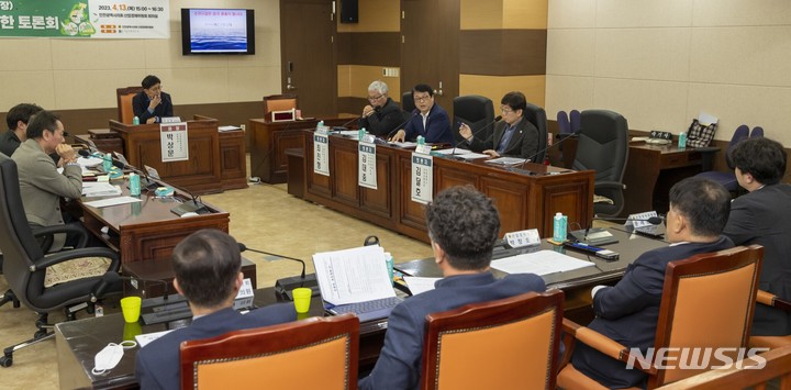 [인천=뉴시스] 광역자원순환센터 설립을 위한 대안 모색 토론회. (사진=인천시의회 제공)