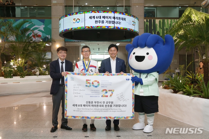 [부천=뉴시스] 정일형 기자 = 왼쪽부터 신철 부천국제판타스틱영화제(BIFAN) 집행위원장, 조용익 부천시장, 부천시 전 공무원 신동훈씨. (사진은 부천시 제공)