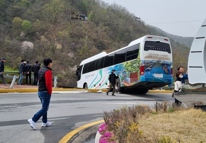 [단양=뉴시스] 이도근 기자= 16일 오전 10시30분께 충북 단양군 적성면 애곡리 만천하스카이워크 진입로 내리막길에서 주차된 셔틀버스가 뒤로 밀려 가드레일을 들이받고 낭떠러지 쪽으로 기울어져 있다. (사진=독자 제공) 2023.4.16. photo@newsis.com *재판매 및 DB 금지